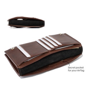 Cartera de viaje compatible con AirTag. Fabricada artesanalmente con cuero italiano de primera calidad.