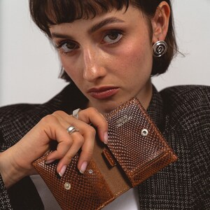 luxury airtag wallet for woman made of snake print vegetabletanned leather – perfectgift for her
