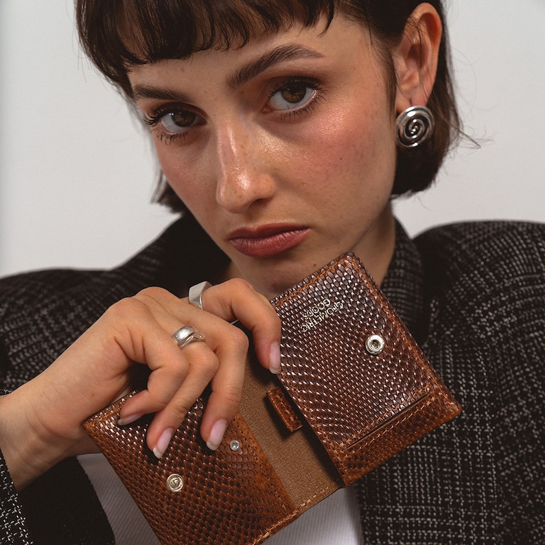 luxury airtag wallet for woman made of snake print vegetabletanned leather – perfectgift for her