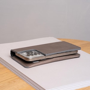Funda de piel tipo folio para iPhone - Minimalist 1.0 / Compatible con MagSafe / Para iPhone 16/15/14/13/12 series / Piel italiana de primera calidad