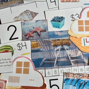 Peut inclure: Un ensemble de cartes éducatives colorées pour enfants avec des images de coquillages, d'étoiles de mer, de myrtilles, de crème glacée et d'autres articles. Les cartes comprennent des nombres, des prix et une question sur l'achat d'articles dans un marché fermier.