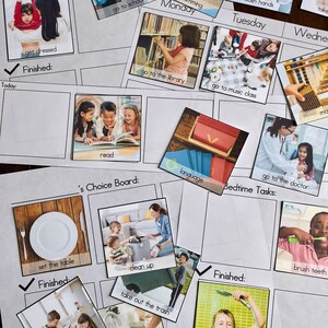 Peut inclure: Un horaire visuel imprimable pour les enfants avec des images d'activités quotidiennes. L'horaire est divisé en trois sections : Tâches du matin, Tableau de choix et Tâches du coucher. Chaque section comporte une liste de contrôle avec des images d'activités telles que s'habiller, aller à l'école, lire, nettoyer, sortir les poubelles et se brosser les dents.