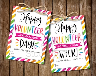 Puede incluir: Dos etiquetas de regalo imprimibles con un fondo a rayas de arcoíris. El texto en las etiquetas dice "Happy Volunteer Appreciation Day!" y "Happy Volunteer Appreciation Week!" con las palabras "Day!" y "Week!" en un tamaño de fuente más grande. Las etiquetas están diseñadas para ser impresas y recortadas para usar como regalos de agradecimiento para los voluntarios.