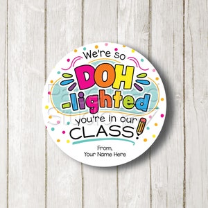Play Dough Tag para impressão – Presente sensorial do primeiro dia de aula – Bem-vindo de volta à escola Presente do aluno – Estamos tão iluminados pelo DOH que você está em nossa classe