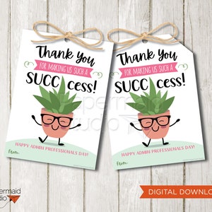 Könnte beinhalten: Zwei druckbare Geschenkanhänger mit einem niedlichen Cartoon-Sukkulente, die eine Brille trägt und den Text "Vielen Dank, dass Sie uns zu einem solchen SUCCess gemacht haben!"  Frohen Tag der Verwaltungsprofis! Von...