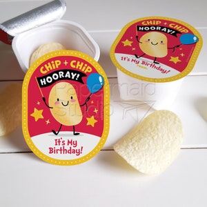 Etiquetas de chips de cumpleaños - Etiquetas imprimibles de patatas fritas - Chip Chip Hurra pegatinas de chips de cumpleaños - Regalo de cumpleaños de clase envuelto individualmente