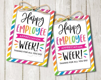 Op de afbeelding: Twee printbare labels met een kleurrijke gestreepte achtergrond en de tekst "Happy Employee Appreciation Week! Thanks for all you do!" in een wit kader.
