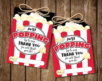 Może przedstawiać: Czerwono-biała, paskowana etykieta prezentowa z motywem wiaderka popcornu. Etykieta zawiera napis "Just Popping by to say Thank You for all that you do!" z miejscem na wpisanie imienia na dole.