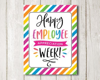 Op de afbeelding: Een afdrukbaar bord met een regenboogkleurige gestreepte rand. Het bord zegt "Happy Employee Appreciation Week!" in zwarte tekst met een decoratieve krul.