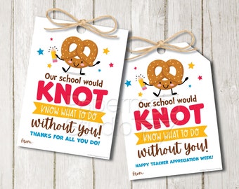 Op de afbeelding: Twee printbare cadeaulabels met een cartoon-pretzel die een potlood vasthoudt. De tekst op de labels luidt "Onze school zou niet weten wat te doen zonder jou!" Eén label zegt "Bedankt voor alles wat je doet!" en de andere zegt "Prettige Week van de Leraarwaardering!"