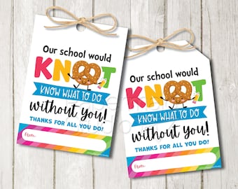 Op de afbeelding: Twee printbare cadeaulabels met een kleurrijk regenboogstrepenontwerp. De labels tonen een cartoon-pretzel met een glimlachend gezicht en de tekst "Onze school zou niet weten wat te doen zonder jou! Bedankt voor alles wat je doet!"