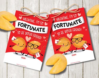 Op de afbeelding: Twee printbare Valentijnsdagkaarten met een rode achtergrond en een gelukkoekjesontwerp. De tekst op de kaarten luidt "Valentijn, ik ben zo gelukkig om je vriend te zijn!"