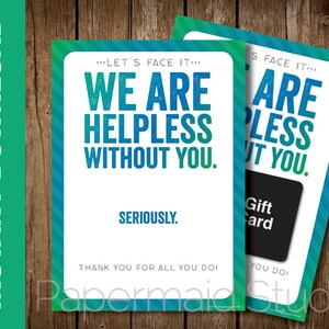 Può includere: Una carta blu e verde con il testo "Let's face it... We are helpless without you. Seriously. Thank you for all you do!" e una carta regalo nera con il testo "Gift Card" su di essa.
