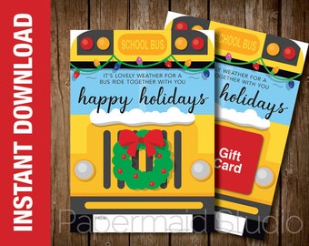 Può includere: Un design di carta regalo stampabile con un autobus scolastico giallo con una ghirlanda di Natale e il testo "buone feste".