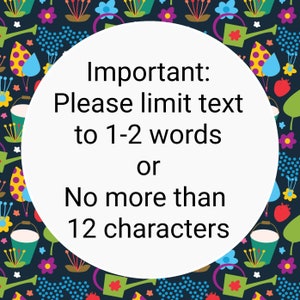 Puede incluir: Un c&iacute;rculo blanco con texto negro sobre un fondo azul oscuro con un patr&oacute;n floral colorido. El texto dice: "Importante: Por favor, limita el texto a 1-2 palabras o no m&aacute;s de 12 caracteres."