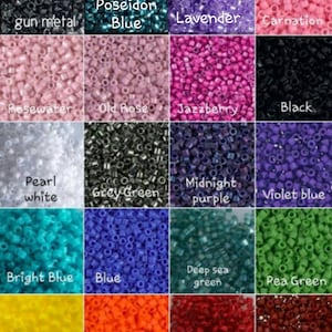 Puede incluir: Una colecci&oacute;n de peque&ntilde;as cuentas redondas de pl&aacute;stico en varios colores, incluyendo gris metalizado, azul Poseid&oacute;n, lavanda, clavel, agua de rosas, rosa viejo, frambuesa, negro, blanco perla, verde gris&aacute;ceo, morado medianoche, azul violeta, azul brillante, azul, verde mar, verde guisante, amarillo, naranja, ar&aacute;ndano y rojo granero.