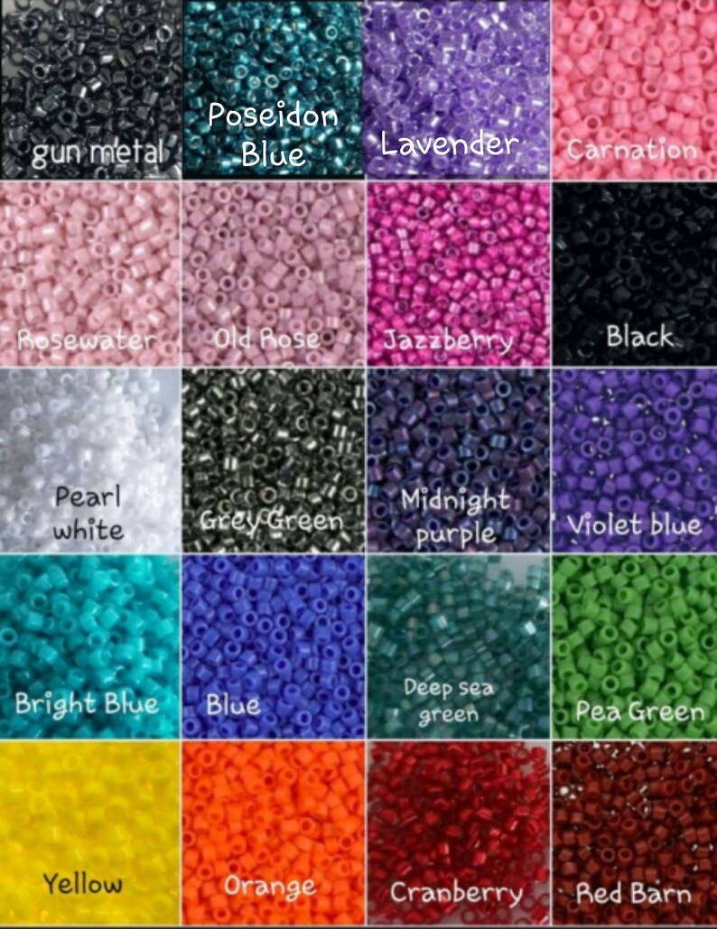 Puede incluir: Una colecci&oacute;n de peque&ntilde;as cuentas redondas de pl&aacute;stico en varios colores, incluyendo gris metalizado, azul Poseid&oacute;n, lavanda, clavel, agua de rosas, rosa viejo, frambuesa, negro, blanco perla, verde gris&aacute;ceo, morado medianoche, azul violeta, azul brillante, azul, verde mar, verde guisante, amarillo, naranja, ar&aacute;ndano y rojo granero.