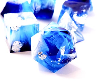 Tsunami (Custom Paint) - Blauw en wit handgemaakte scherpe rand hars dobbelstenen set voor DnD, D&D, Dungeons and Dragons, RPG dobbelstenen