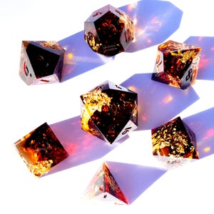 Infernal Engine - Karlach BG3 - 黒、赤、金のハンドメイド鋭角樹脂製ダイスセット、DnD、D&D、ダンジョンズ＆ドラゴンズ、RPGダイス用