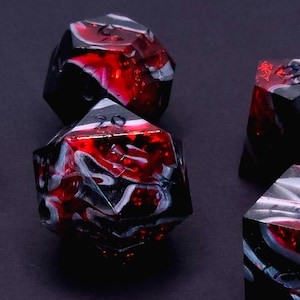 Form of Dread - Laudna Critical Role - dado de resina com borda afiada feito à mão vermelho, preto e prata para DnD, D&D, Dungeons and Dragons