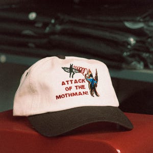 ¡El ataque del hombre polilla! - Sombrero de temporada de Cryptid