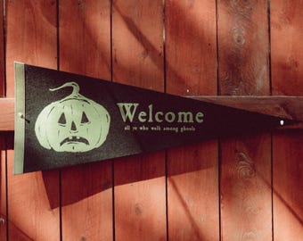 Jack-o'-lantern Welcome - Retro Flag Pennant (felt)