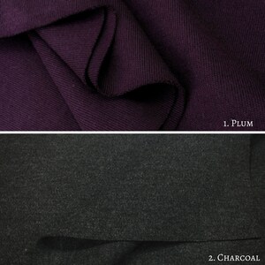 Puede incluir: Dos muestras de tela, una de punto de canal&eacute; de color morado oscuro etiquetada como "1. PLUM" y la otra de tela texturizada gris antracita etiquetada como "2. CHARCOAL".