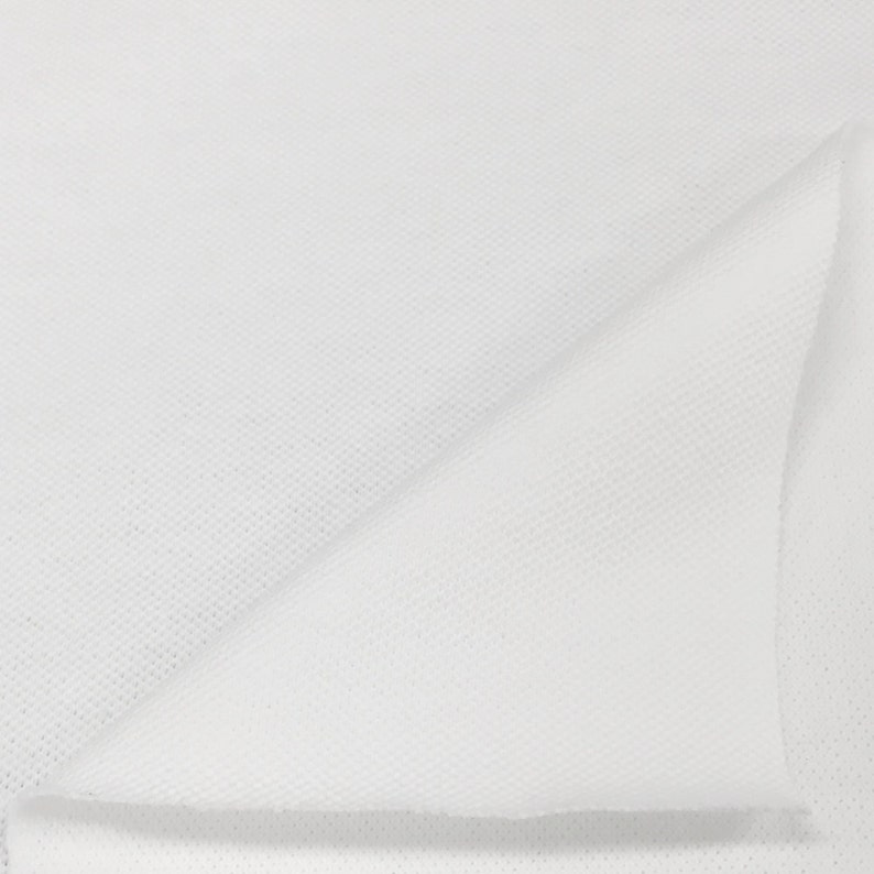 K&ouml;nnte beinhalten: Wei&szlig;es Vliesstoff, in der H&auml;lfte gefaltet, zeigt die Textur des Materials.