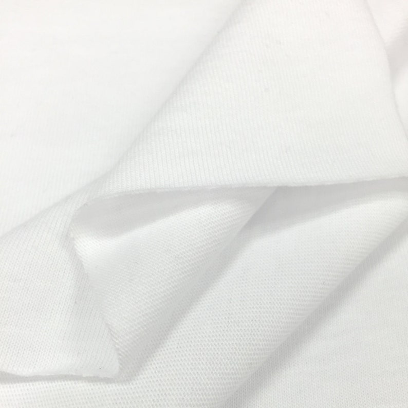 K&ouml;nnte beinhalten: Wei&szlig;er Stoff mit einer glatten, strukturierten Oberfl&auml;che. Der Stoff ist so gefaltet, dass die Textur und der Fall sichtbar werden.