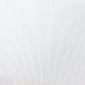 Op de afbeelding: Witte ribbelstof met een verticale textuur. De stof is glad en heeft een subtiele glans.