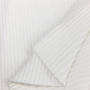 Op de afbeelding: Witte ribbelstof met een gladde textuur. De stof is dubbelgevouwen, waardoor het ribbelpatroon aan beide kanten zichtbaar is.
