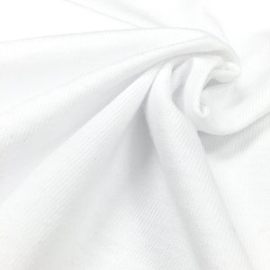 K&ouml;nnte beinhalten: Wei&szlig;er Baumwollstoff mit einer glatten, gleichm&auml;&szlig;igen Textur. Der Stoff ist gefaltet und drapiert und zeigt seine weiche und flexible Beschaffenheit.