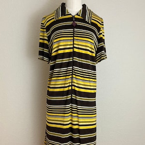 1970s Retro Mod Variegated Stripe Zip Front Collared Shift Dress Lightweight Nylon Knit Horizontal Stripes Diamond Zipper Pull