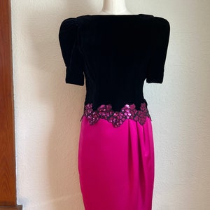 Robe de soirée glamour en velours noir rose vif à paillettes et manches bouffantes en satin des années 1980
