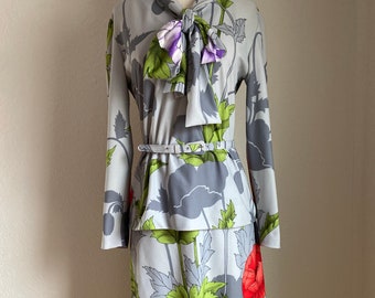 1970s Grey Tone Vibrant Floral Pussy Bow Tie Tunic Skirt Belt Clothing Set