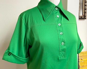 Polo de punto de poliéster verde hierba con mangas con puños, de los años 70/80.