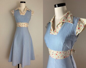 1970s Chambray and Floral Fit and Flare Cap Sleeve Tie Waist Summer Dress Boho Hippie Cottagecore Garden Party Juniors Petite