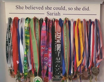 Estante para trofeos personalizado tallado a mano, hecho a medida para gimnasia, danza, fútbol, baloncesto, sóftbol, gimnasia - Añade cualquier nombre 30"
