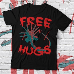 ABRAÇOS GRÁTIS || Camiseta desenhada por nós, com amor.