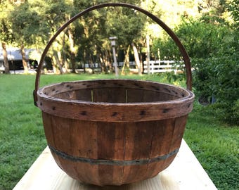 Apple Basket, 1800s New England Half Bushel Apple Basket,  Produce Gathering Basket,Split Wood, Bentwood Handle