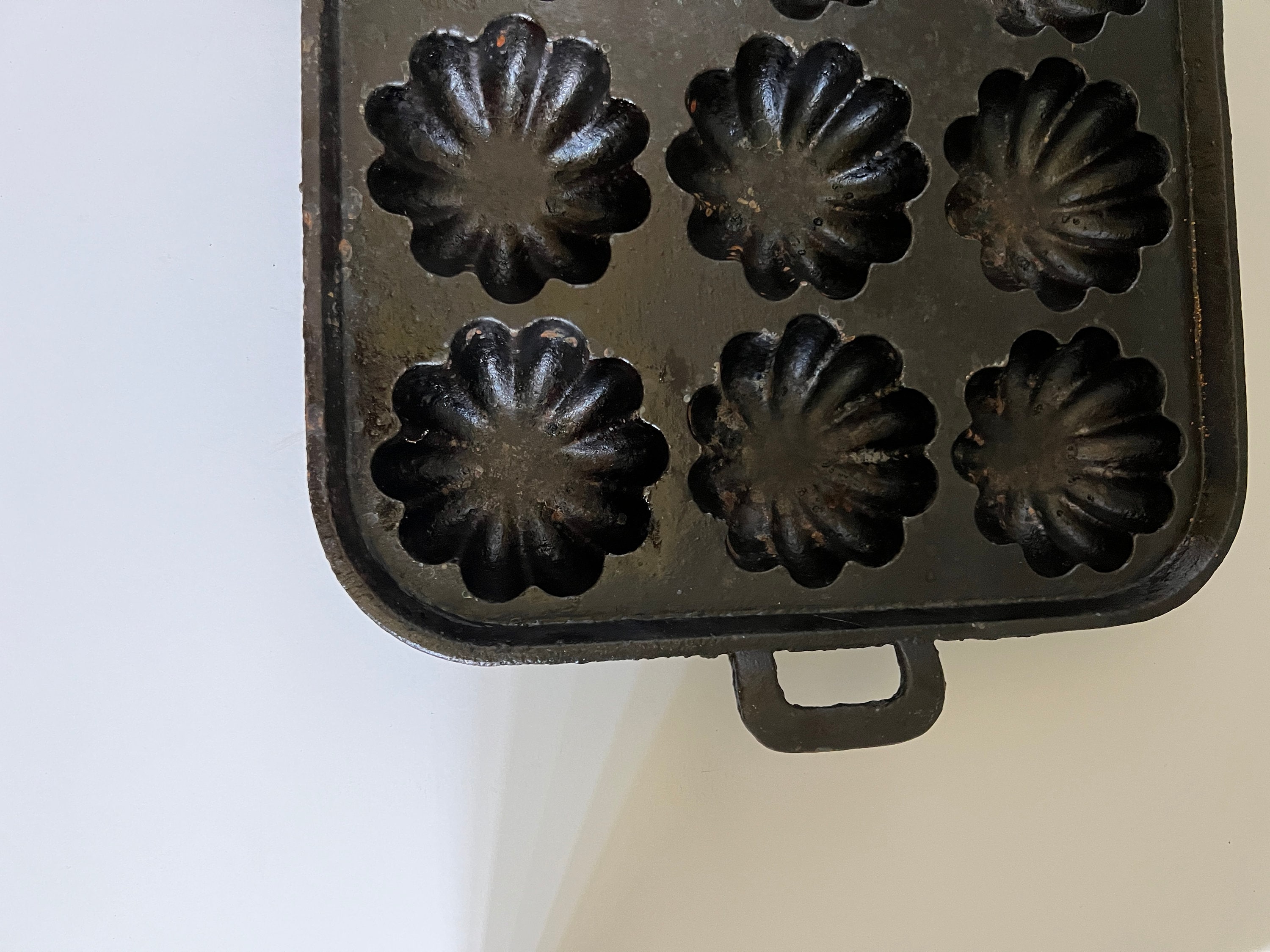 Cast Iron Muffin Pan (Item Number 0170)