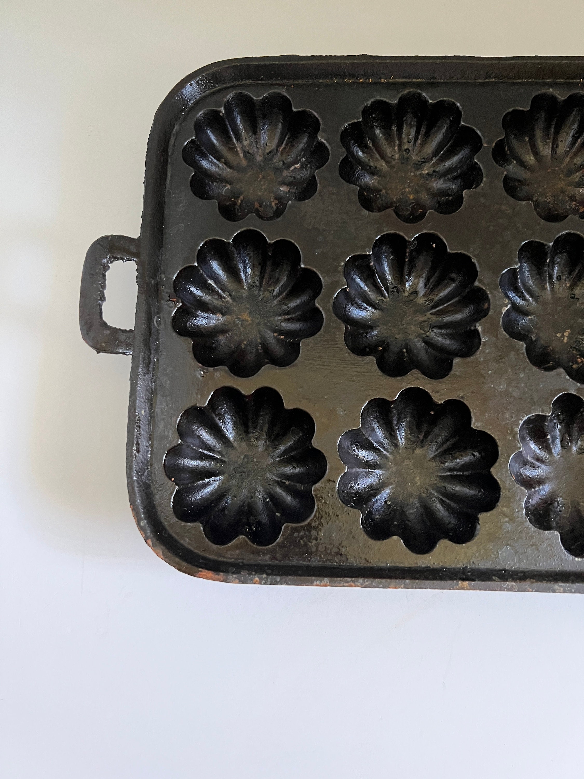 Cast Iron, Turks Head, Gem Pan, 12 Muffins, Collectable Cast Iron