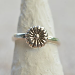 Sterling Silver Daisy Ring: Minimalist Floral Jewelry
