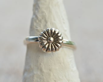 Sterling silver daisy ring, flower ring, floral jewelry, Silver daisy ring, minimalist jewellery, Gift for her, engagement ring