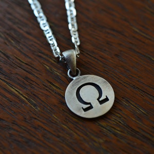 Griechisch Omega Symbol Anhänger, Sterling Silber griechisches Alphabet Omega matt oxidierter Anhänger, griechischer Omega Buchstabe Anhänger