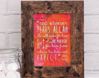 Può includere: Una stampa incorniciata con uno sfondo acquerellato rosa e arancione. La stampa presenta una citazione di testo bianco sulla paura di Allah, con le parole "e chiunque TEMA ALLAH Egli farà per lui UNA VIA USCIRE per lui da dove lui non SI ASPETTA" e le parole "SUBAN TALAQ" in basso.