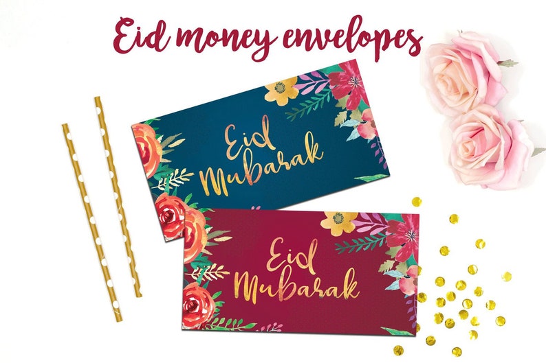 Puede incluir: Dos sobres de dinero con estampado floral y letras doradas que dicen "Eid Mubarak". Un sobre es azul marino y el otro es burdeos.