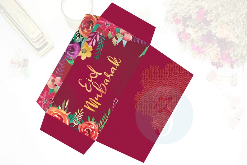 Puede incluir: Sobre rojo con un dise&ntilde;o floral y el texto "Eid Mubarak" en letras doradas.