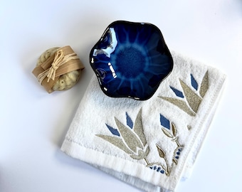 Ensemble de bain lotus égyptien - serviette brodée, savon artisanal, plat en céramique