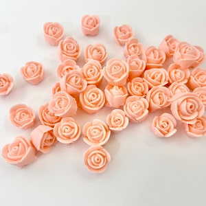 Mini roses en glaçage royal pêche